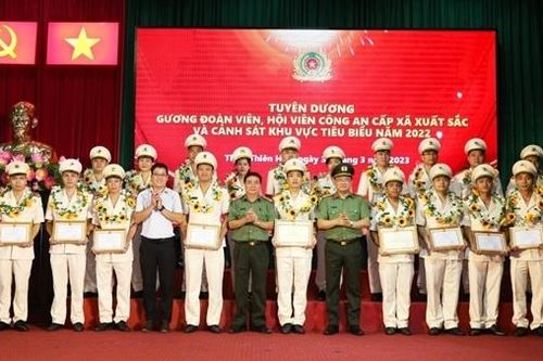 Tuyên dương gương thanh niên, phụ nữ Công an xã và Cảnh sát khu vực