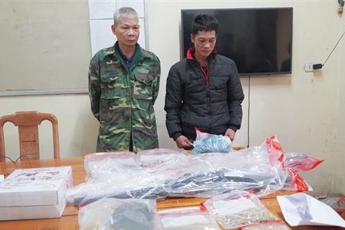Mang vật liệu nổ kèm đạn chì ra đường bị bắt