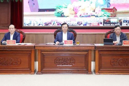 Hà Nội họp về quản lý, sử dụng hè phố, chợ và công viên
