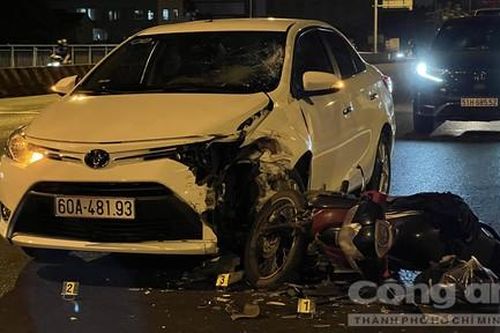 Nhậu xỉn chạy xe máy ngược chiều, thanh niên bị ôtô tông nguy kịch
