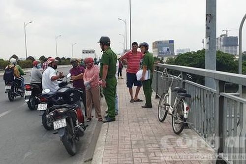 Người đàn ông để lại xe đạp, nhảy sông Sài Gòn tự tử