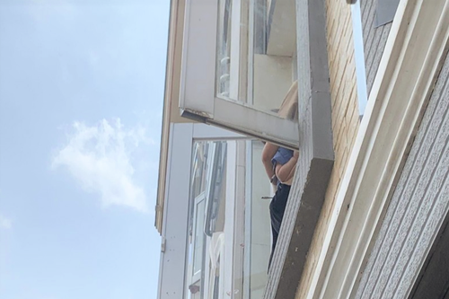 Nghẹt thở giải cứu người mẹ ôm con nhỏ định nhảy lầu tự tử ở Đắk Nông