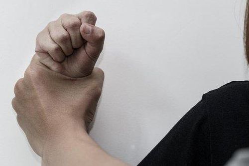 Hôn bạn gái cũ giữa đám cưới