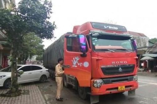 Tài xế chở quá tải gần 200%, sử dụng đăng kiểm giả giá 1 triệu đồng