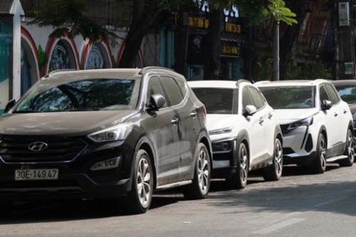Hà Nội nghiên cứu tiêu chí để cho phép ô tô, xe máy đỗ dưới lòng đường, trên hè phố