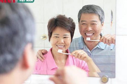 Cách nhất định phải biết để phòng bệnh viêm nha chu và tụt lợi hiệu quả cho người già