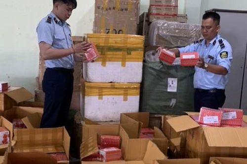 Tạm giữ trên 8.600 hộp thuốc viên đặc trị xương khớp, kem bôi da, miếng dán chân nhập lậu