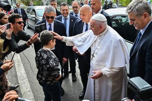 Giáo hoàng Francis khỏe mạnh xuất viện