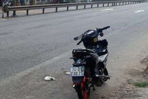 Người đi bộ qua đường bị xe máy tông tử vong