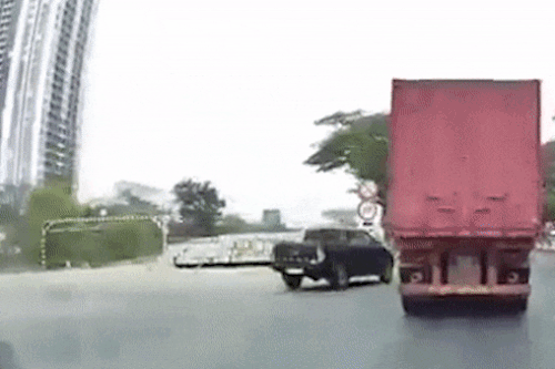 Ôtô bán tải 'toác đầu' vì tranh đường với xe container