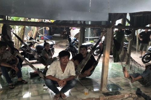 Bắt quả tang nhóm nam, nữ mở tiệc ma túy trong quán cà phê chòi