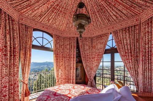 Biệt thự Hollywood từng qua tay Madonna được rao bán 21 triệu USD