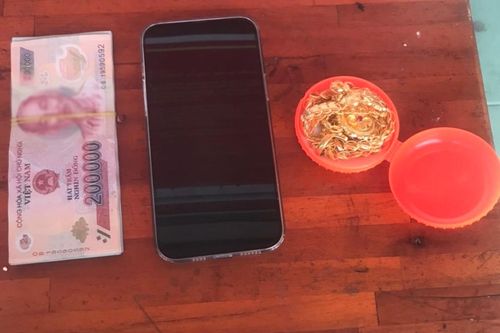 Đêm khuya đột nhập lên sà lan trộm tiền, vàng