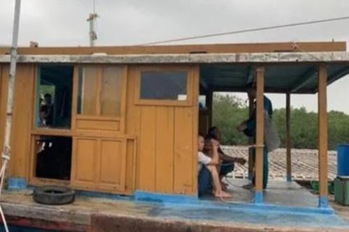 Dùng thuyền di chuyển trên sông để đánh bạc