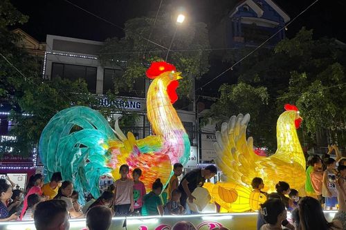 Phố đi bộ Thành cổ Sơn Tây đón 420 nghìn lượt khách