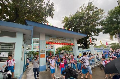 Hoàn toàn không có chuyện người lạ tới cổng trường báo tin cha mẹ gặp nạn, phát bóng bay, dụ dỗ học sinh lên xe