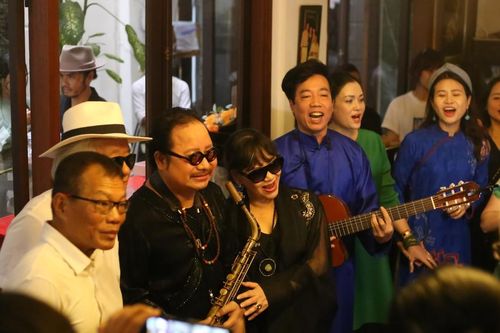 Nghệ sĩ Trần Mạnh Tuấn biểu diễn saxophone trong đêm tưởng nhớ Trịnh Công Sơn