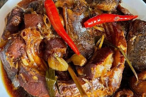 Kho cá bằng nồi gang bếp củi, cho thêm thứ này ngon khó cưỡng