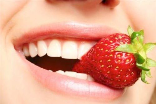 Bí quyết làm trắng răng bằng dâu tây