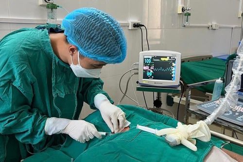 Cứu nam thanh niên uống thuốc sâu tự tử vì thất tình