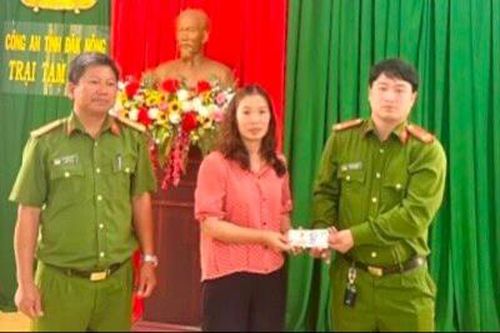 Trả lại tài sản cho người đánh rơi khi làm nhiệm vụ tại Tòa