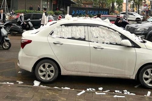 Ô tô bị dán kín băng vệ sinh khi đỗ trên đường ở Bắc Giang