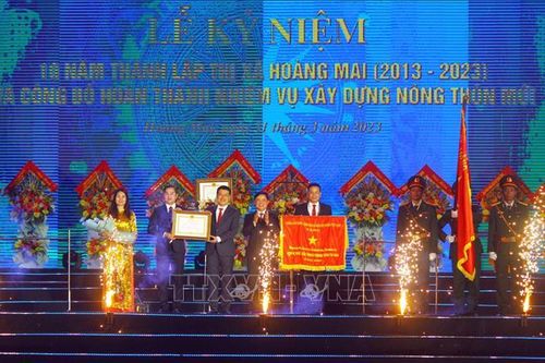Đồng chí Phan Đình Trạc dự Lễ kỷ niệm 10 năm thành lập thị xã Hoàng Mai
