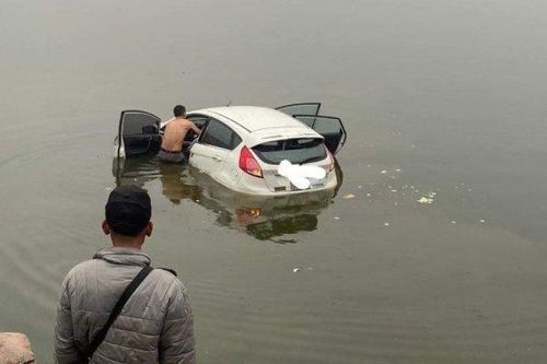Ô tô con nổi bồng bềnh giữa hồ Tây