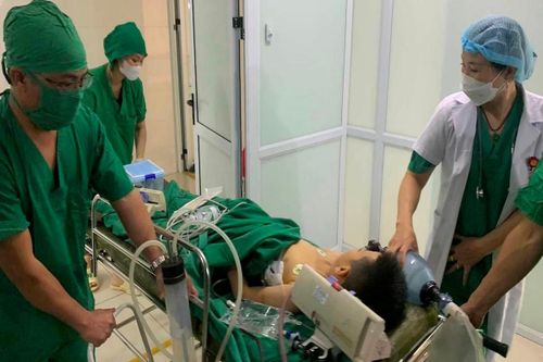 Bé trai suýt chết vì ngã vào que têm trầu nhọn