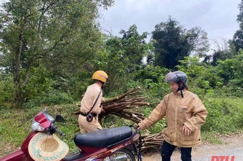 Chiến sĩ CSGT giúp người dân bị hết xăng trên đường
