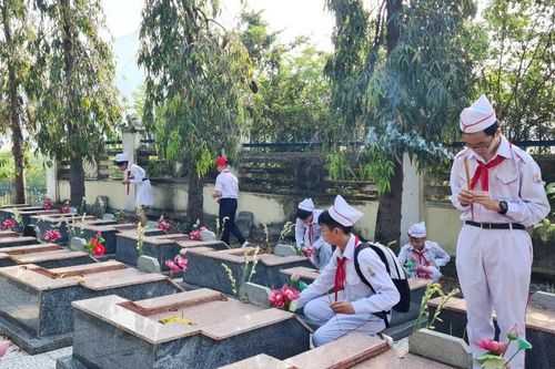 Trường THCS Âu Cơ tổ chức dâng hương tưởng niệm tại Nghĩa trang liệt sĩ Hòn Dung