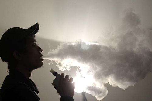 Malaysia đánh thuế tinh dầu vape có chứa nicotine từ 1/4