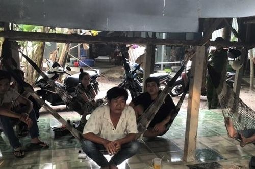 Bắt nhóm nam, nữ 'mở tiệc' ma túy quán cà phê chòi