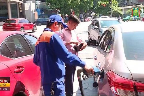 Lùi ngày điều chỉnh giá xăng dầu sang 3/4