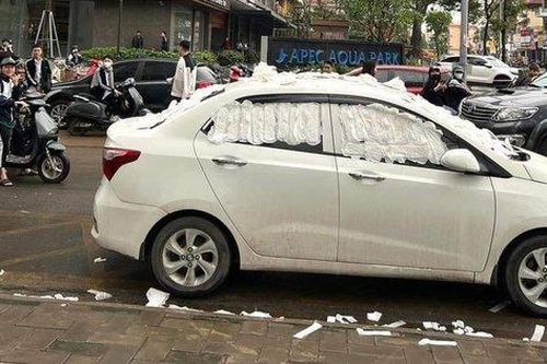 Hy hữu: Xe ô tô bị dán kín băng vệ sinh khi đỗ ven đường