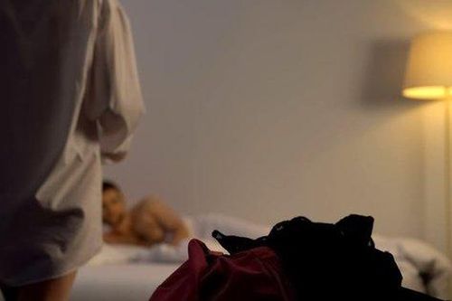Lộ chuyện ngoại tình vì thói quen la hét khi làm 'chuyện ấy'