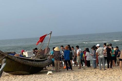Nam thanh niên đuối nước khi đi tắm biển cùng nhóm bạn được cứu sống