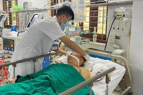 Kích hoạt báo động đỏ cứu sống nam thanh niên bị đa chấn thương, hôn mê sau tai nạn giao thông