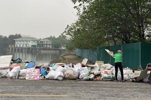 Hà Nội: Rác thải ngổn ngang ven hồ, vỉa hè tại phường Hoàng Liệt