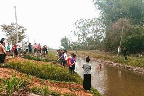 2 chị em ruột đi xe đạp bị ngã xuống kênh tử vong