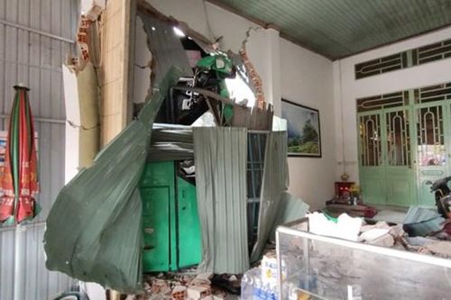 Gia Lai: Xe khách đâm vào nhà dân, ít nhất 7 người thương vong