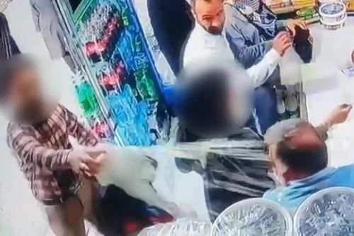 2 phụ nữ Iran bị đổ sữa chua lên đầu, rồi bị bắt vì không che tóc