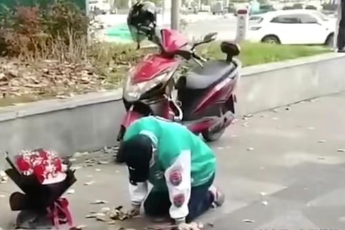 Quỳ dưới mưa gần một ngày để xin bạn gái cũ quay lại ở Trung Quốc