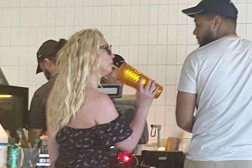 Hình ảnh của Britney Spears sau khi tháo nhẫn cưới