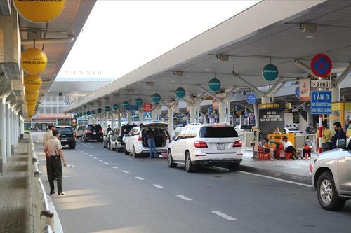 Tạm ngưng thu phí xe theo lượt trong sân bay Tân Sơn Nhất