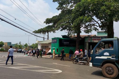 Va chạm xe tải, xe khách lao vào nhà dân khiến 2 người tử vong