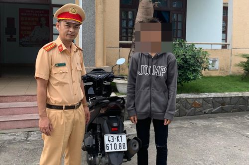 Buông 2 tay chạy xe máy ở đèo Hải Vân rồi quay Tik Tok