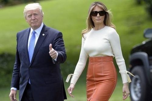 Bà Melania Trump vẫn mạnh mẽ sát cánh bên ông Trump bất chấp rắc rối về pháp lý