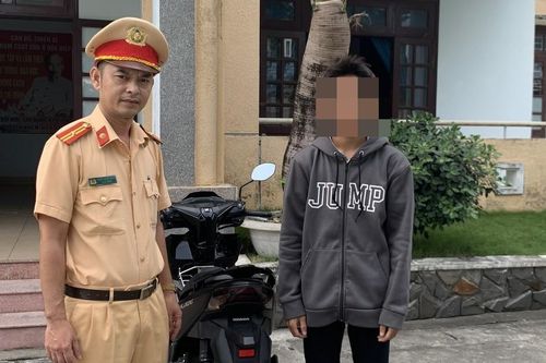 Xử phạt thanh niên buông 2 tay chạy xe máy ở đèo Hải Vân rồi quay TikTok