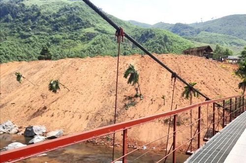 Thi công công trình hàng trăm tỷ, đất thải tiện đâu đổ đấy